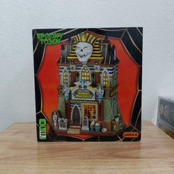 MIB Spooky Town Thats A Wrap Mummy Mortuary Lemax Halloween Town Village Set Michaels Holiday 