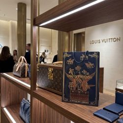 Louis Vuitton "Le Voyage des Lumières" Holiday Collection Gift Bag - Rare New