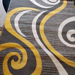 Selling this beautiful rug asking 40.00