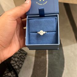 1 karat diamond surrounded by 14k white gold