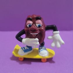 Vintage California Raisins 1988 CALRAB PVC Figure 2” Yellow Skateboard .
