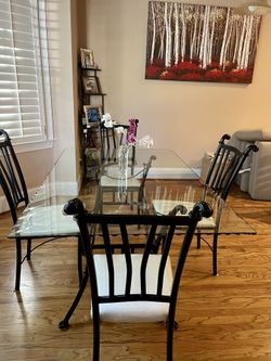 4 chair beautiful Dining table, can be used with 6 chairs