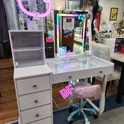 Vanity Set Hello Kitty IMPRESSIONS Brand. New Especial Price 