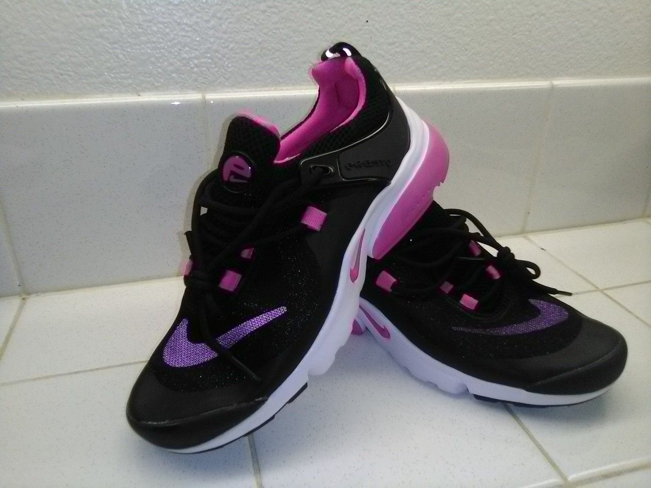 Black & pink Nike shoes (never used) # 7 woman