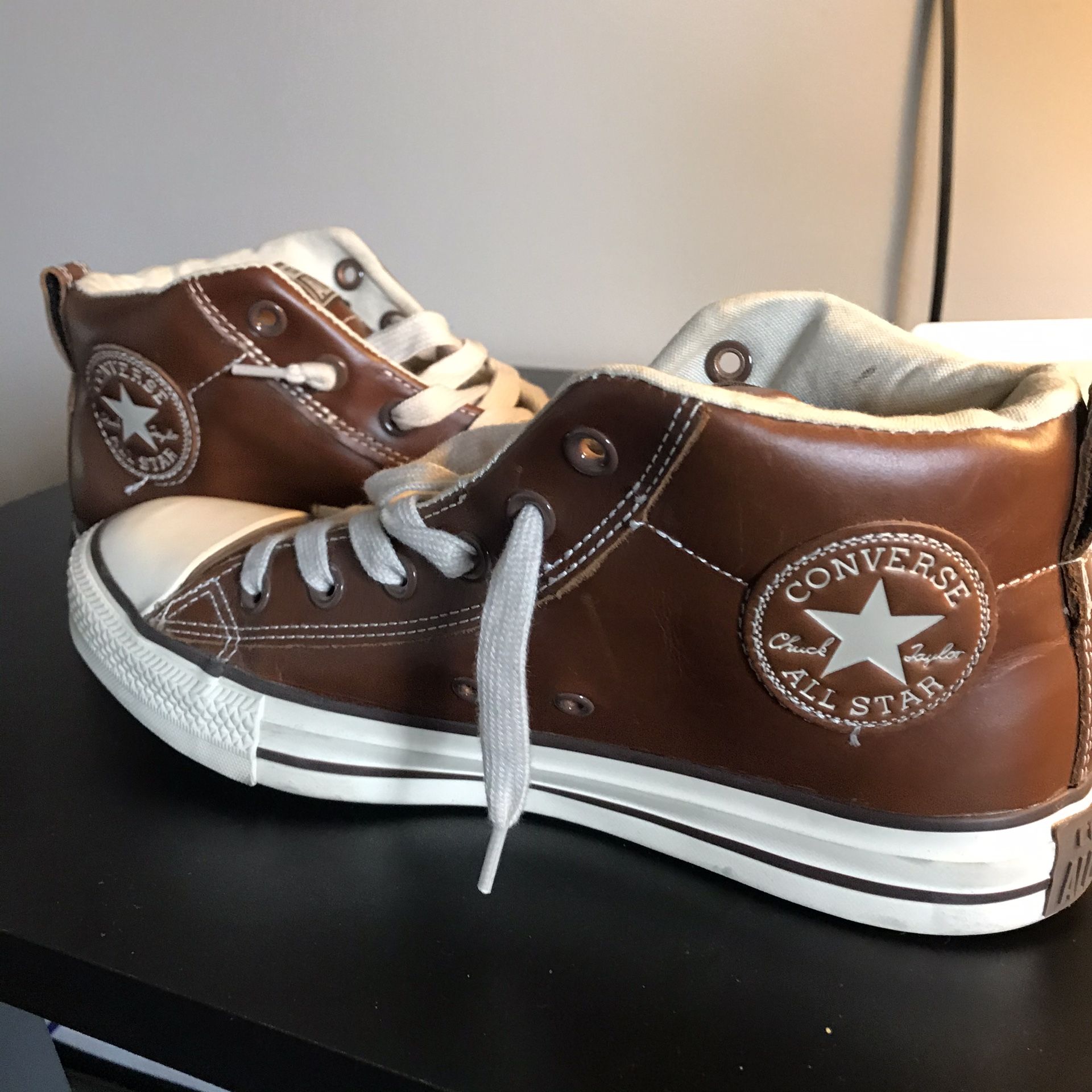 Brown leather converse mt