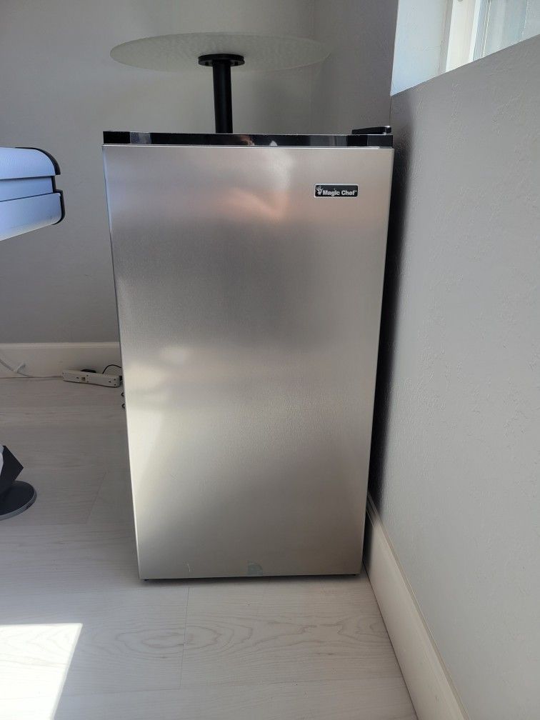 MAGIC CHEF MINI FRIDGE