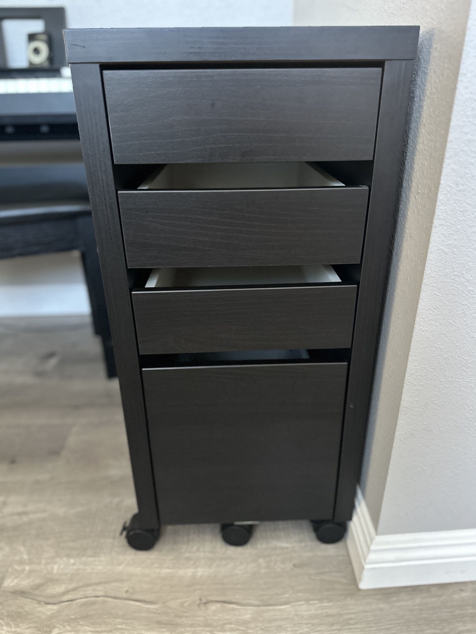 Portable file cabinet 