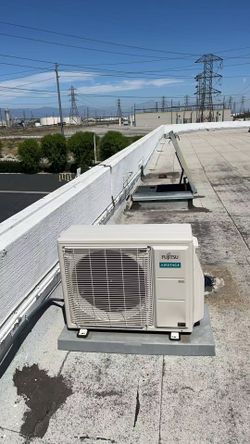 Fujitsu 24000btu MINI SPLIT AIR CONDITIONER WITH HEAT PUMP