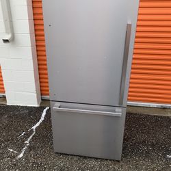 32 WIDE STAINLESS STEEL REFRIGERATOR 
