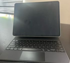 Apple iPad Pro 5th Gen 12.9in 256GB Wi-Fi Gray w/ Keyboard Folio