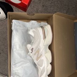 New Balance 9060 unisex color size 10 1/2 men’s