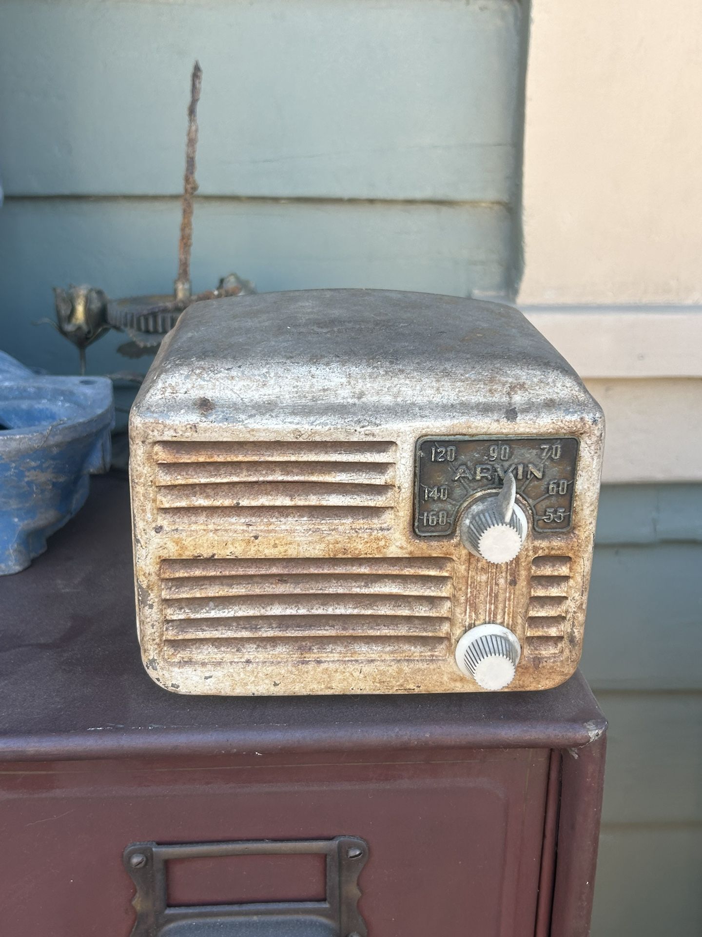 Are you dialed in? Vintage 1946 NON OPERATIONAL Arvin Metal Cabinet Tube Radio: