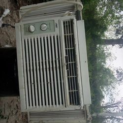 Air Conditioner 6,000 BTU Blows Cold Air,!