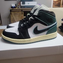 Nike Air Jordan 1 mid SE
