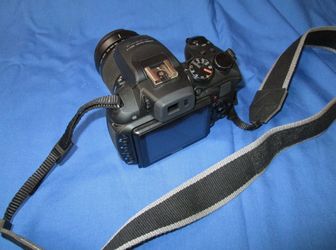 FUJIFILM FINEPIX HS 25 EXR W 4.2-126MM F/2.8-5.6 30X ZOOM LENS STRAP/CAP
