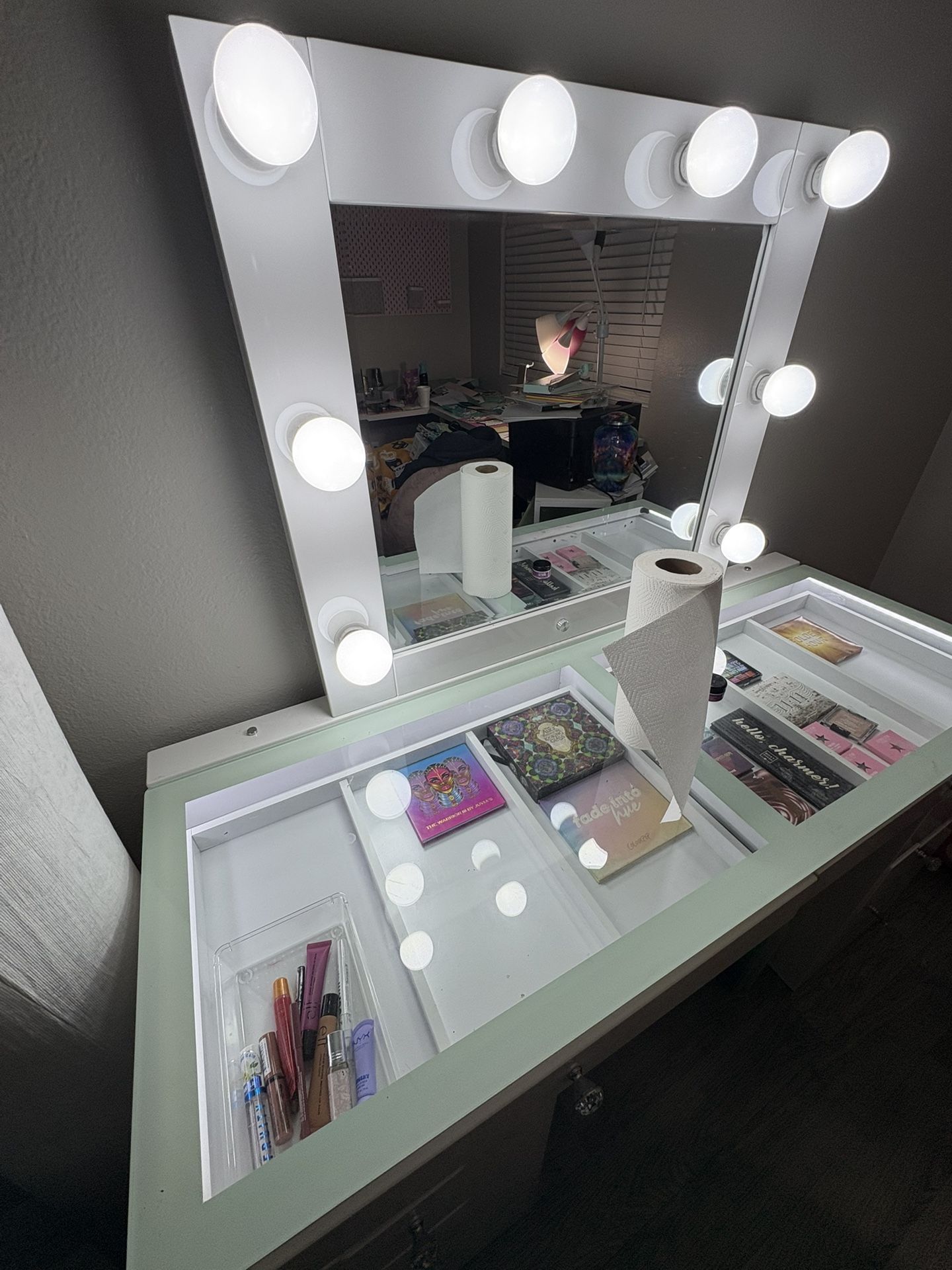 Pretty Light Up Vanity