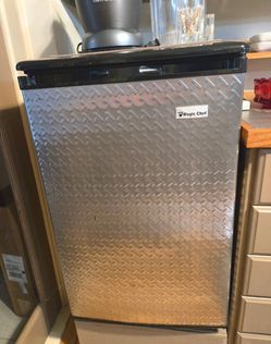 Magic Chef Refrigerator w/ Small Freezer