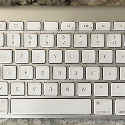 Apple A1255 Wireless Keyboard Tested Working MB167LL/A - 2 AA Batteries 