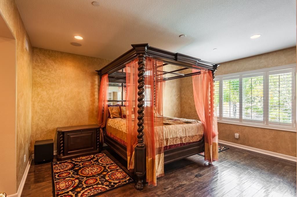 Cali King Size Canopy Bed With 15 Mirrors