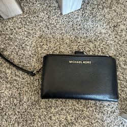 Michael Kors wristlet 