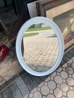 Oval Wall Hanging Mirror 21”W x 31”1/2H Good Condition $20 Firm on Price