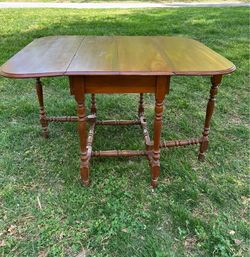Gate leg drop leaf dinning table