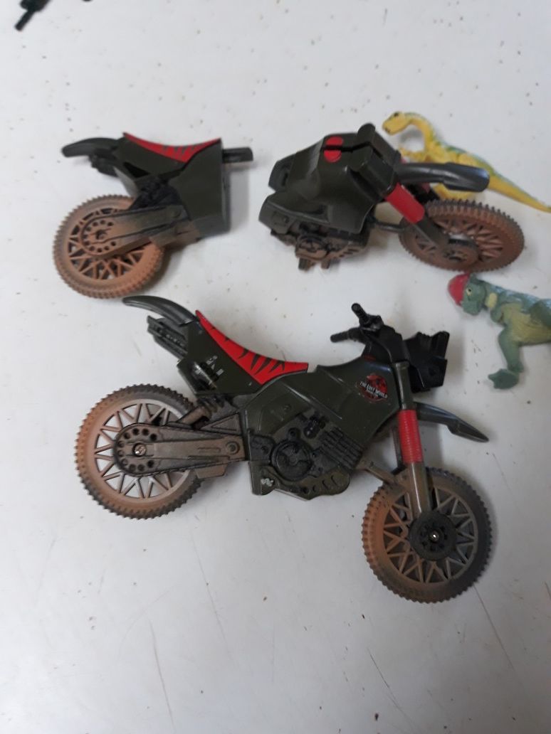 GROUP OF Jurassic Park 2 Crash Up Motorcycles 3 Action figures/ 2 dinosaurs
