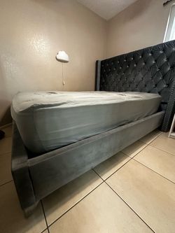 Frame queen and mattress