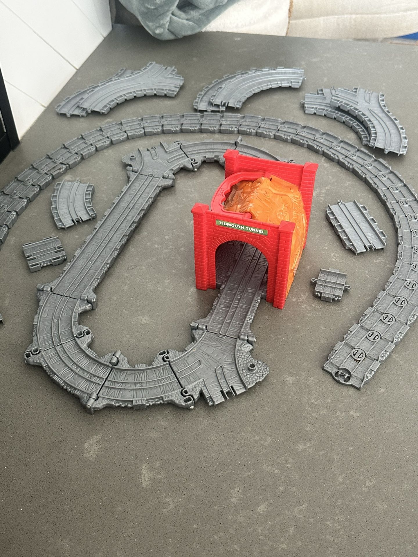 Thomas & Friends Tidmouth Tunnel Take & Play with additional track