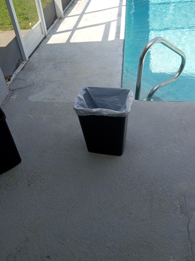 Kitchen Garbage Can But Can Use In Bathroom Or Garage 10-13 Gallon Bags 