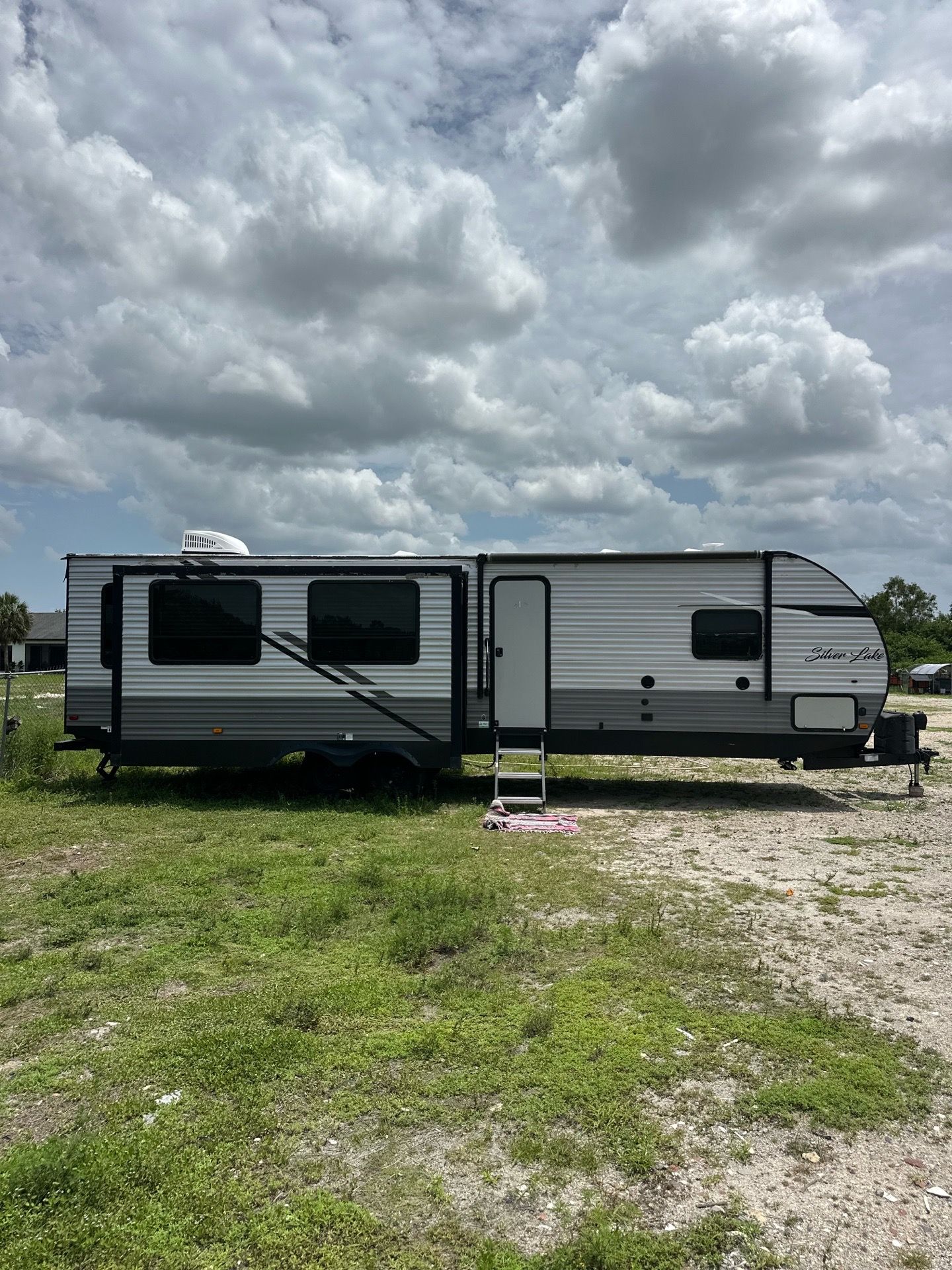2021 East to West Silver Lake 29K2S Travel Trailer clean title