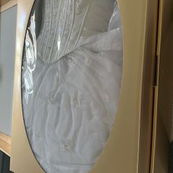 Wedding Dress Sz 6 Excellent $50.00. Like New.  Dere  Kiang Make Offer ! 