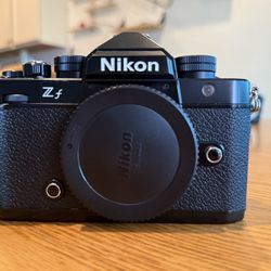 Nikon Zf + 40mm f/2 Lens + Grip + 2 Batteries – Excellent Condition