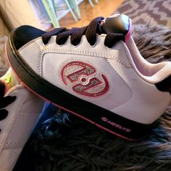 Heelys Sneakers  Shoes..Size Girls 4..Roller Skating Shoes..Needs NEW ROLLER SKATE WHEELS..SHOES ARE LIKE NEW!