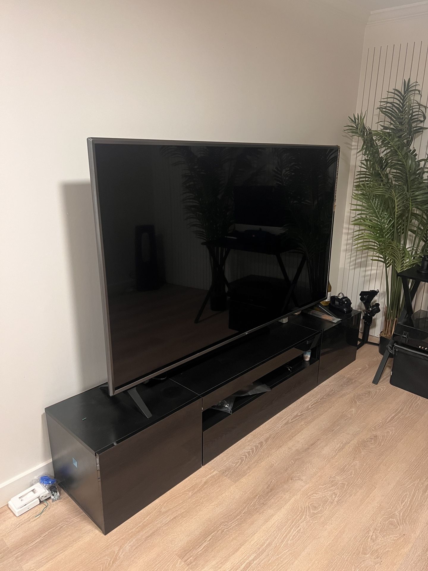85” TV+LED+SOUNDBAR+ENTERTAINMENT SYSTEM