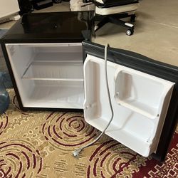 Mini fridge with freezer