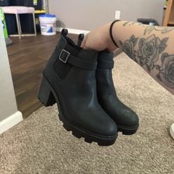 Black Heeled Boots 