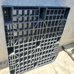 Heavy Duty Black Plastic Pallet 