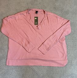 Pink long sleeve v neck top in a size S #vneck #pink