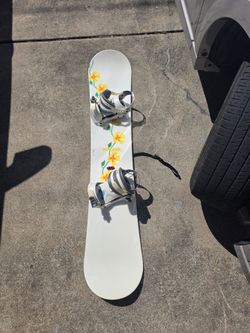 Morrow Wildflower 146cm Snowboard with Roxy Bindings PRESTINE shape