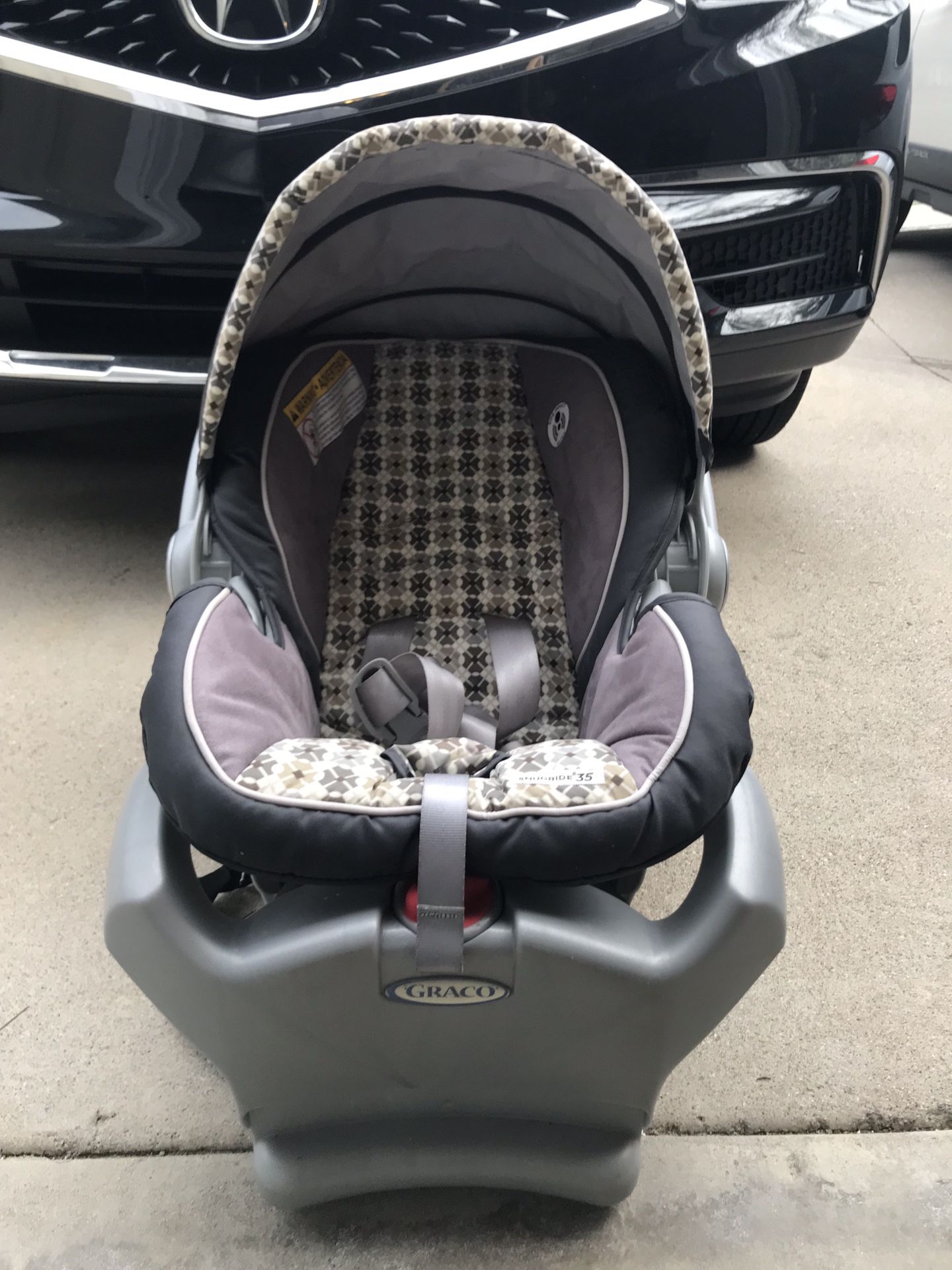 Graco Snug Ride (FREE-Infant Car seat and Base + Backseat Baby Mirror