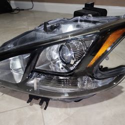 Nissan Maxima 2012-2014 Set of HID headlights.