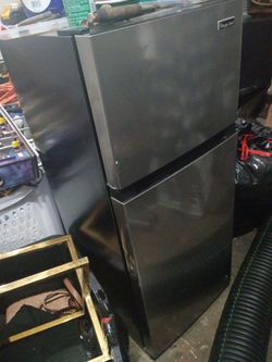 Magic Chef Top-Freezer Refrigerator
