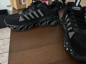 Sneakers size 9