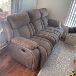 Like New Brown Plush Leather Couch With Electric Reclin 