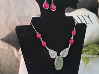 20" Beautiful Prehnite  and Agate Stone w/Fuschia Topaz Stone Earrings Set