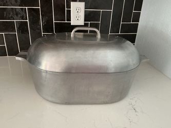 Vintage Magnalite 13 QT roaster with trivet