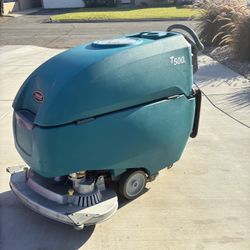 Tennant T500 Floor Scrubber  New Batteries 