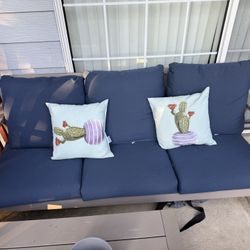 Broyhill 3-Person Patio Couch + Coffee Table – Excellent Condition 