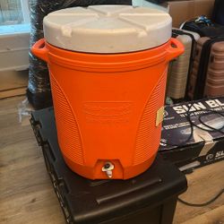 Rubbermaid Commercial 10-Gallon Insulated Water Cooler with Spigot
